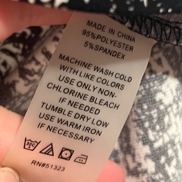 #2 VINCE CAMUTO • SLEEVELESS BLOUSE • ABSTRACT - Picture 4 of 4